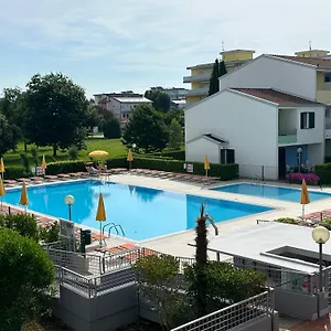 Villaggio Luna Swimmingpool- Agenzia Cocal Apartmán